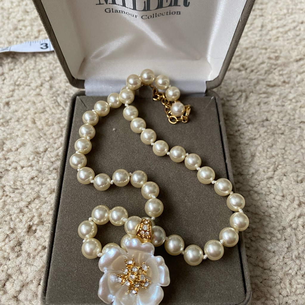 Cream Pearl Necklace With Pearl Floral Pendant 40$